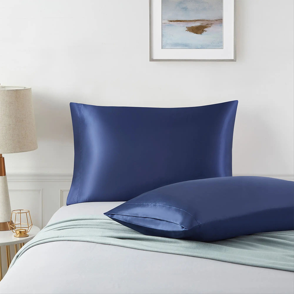 Měkké a hladké pevné saténové polštáře