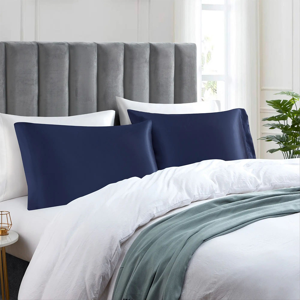 Měkké a hladké pevné saténové polštáře