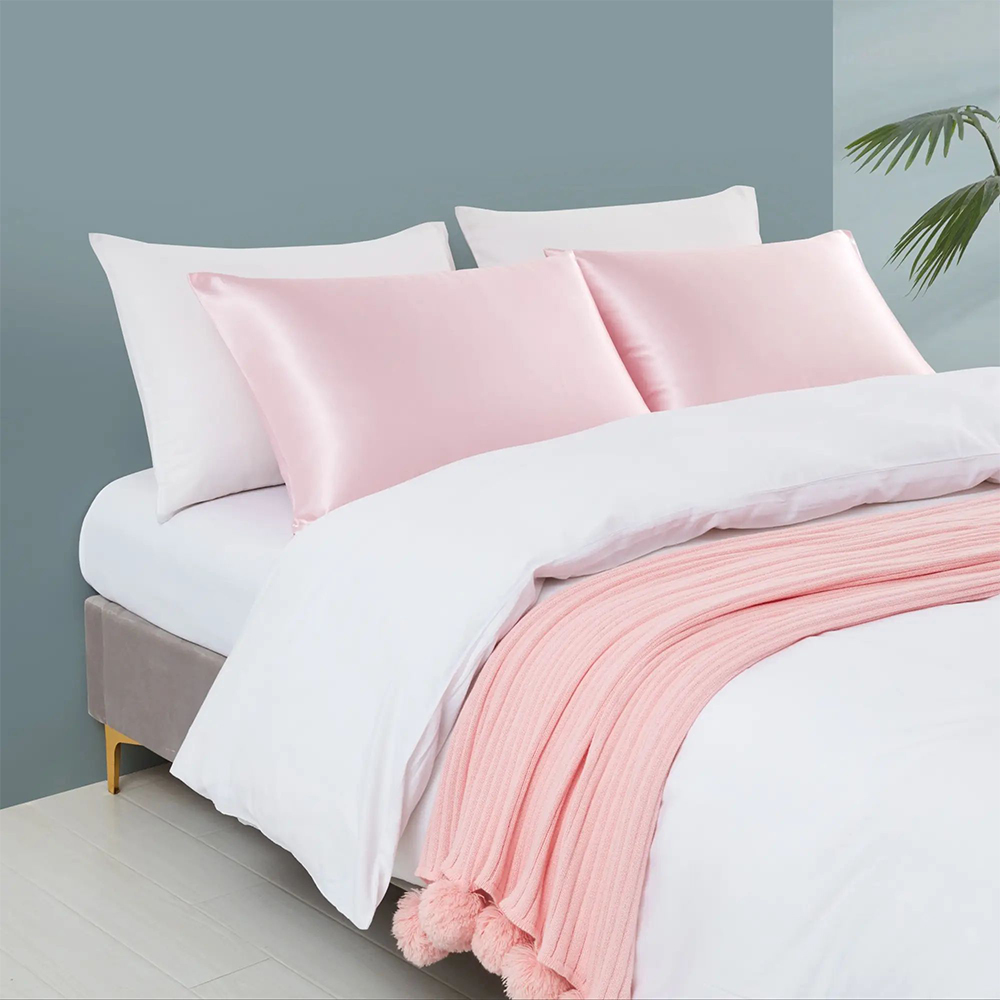 Měkké a hladké pevné saténové polštáře